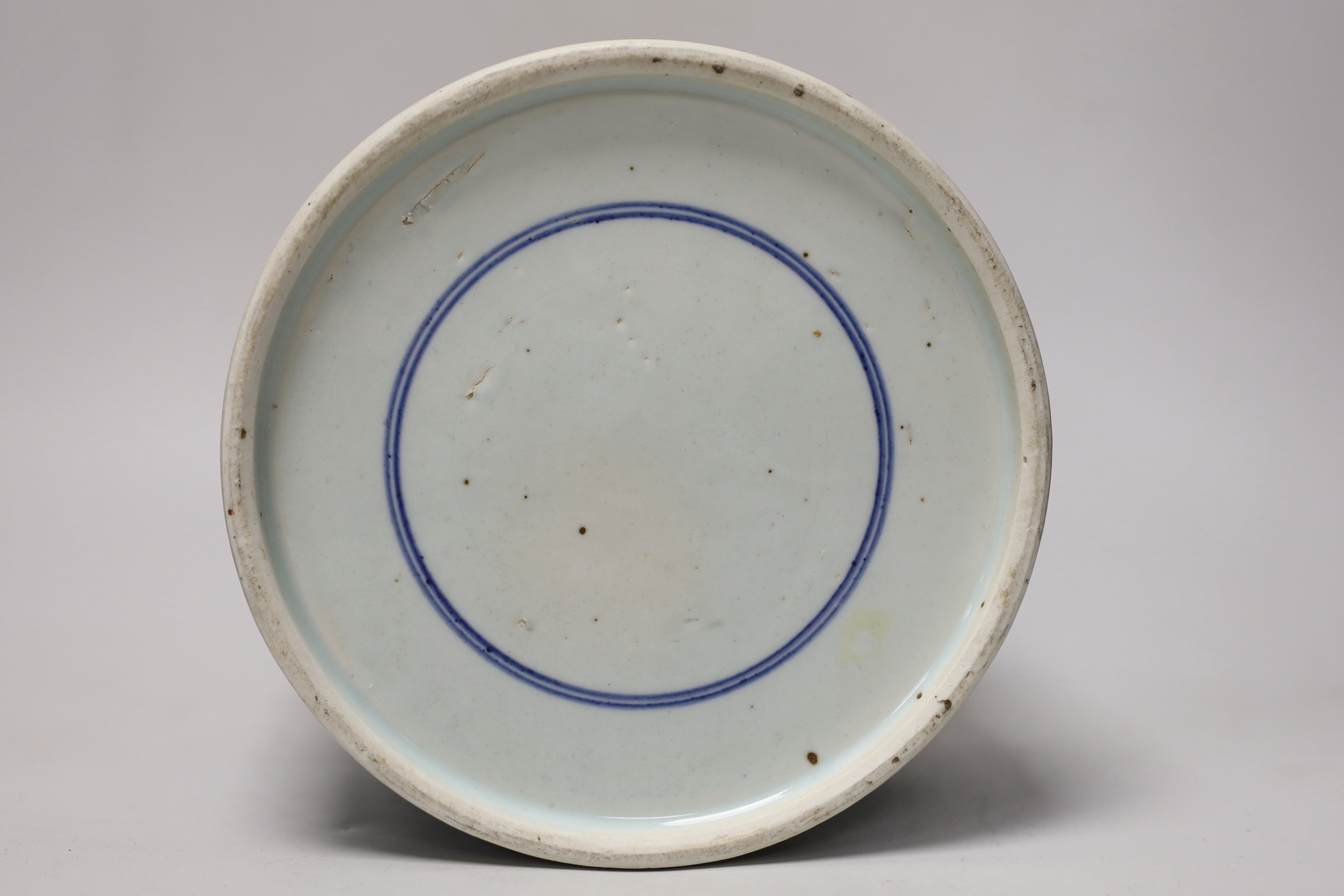A Chinese blue and white brushpot, 17.5cm high